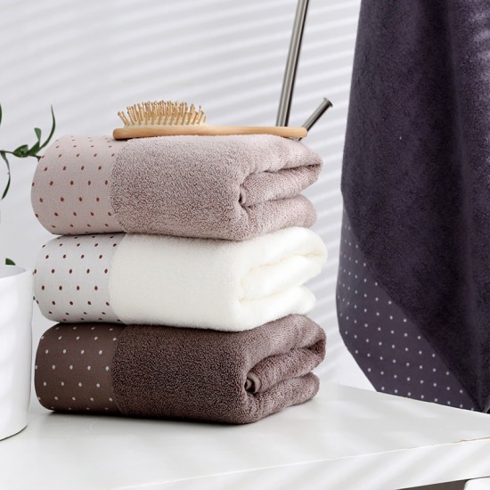 Factory direct sale of 32-strand polka dot wide forged adult bath towels, 70*140, eco-friendly and skin-friendly for hotels.