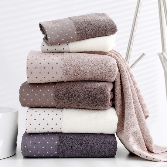 Factory direct sale of 32-strand polka dot wide forged adult bath towels, 70*140, eco-friendly and skin-friendly for hotels.