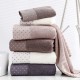 Factory direct sale of 32-strand polka dot wide forged adult bath towels, 70*140, eco-friendly and skin-friendly for hotels.